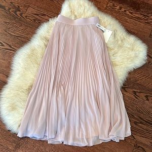 Brand new with tags Wilfred gorgeous pleated flowy skirt.